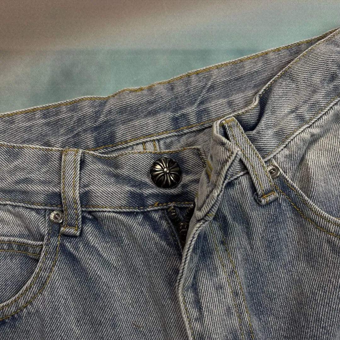 🅿️236 🔘Style No.-KL153 🔘Cro Heart𝐂𝐡𝐫𝐨𝐦𝐞 𝐇𝐞𝐚𝐫𝐭 Classic CH Light Blue Cross Patch Leather Jeans* These Croix Heart Jeans are unique. High-quality denim fabrics are carefully selected and subjected to a special washing process to present retro color and texture, giving it a full texture. The iconic blue cross patch is made of fine cutting technology and carefully sewn on the trousers, making it strong and beautiful. The raw edges of the trousers are carefully distressed by hand, giving them a casual and uninhibited style. When paired with it, it can be paired with a simple solid-color sweatshirt and sneakers to create a casual street style; paired with a black motorcycle jacket and Martin boots to show a cool and punk style; combined with a slim shirt and leather shoes, it can create a yuppie gentleman look and can be easily adapted to various occasions.  Size: S M L XL (28.30.32.34) Color: Light Blue